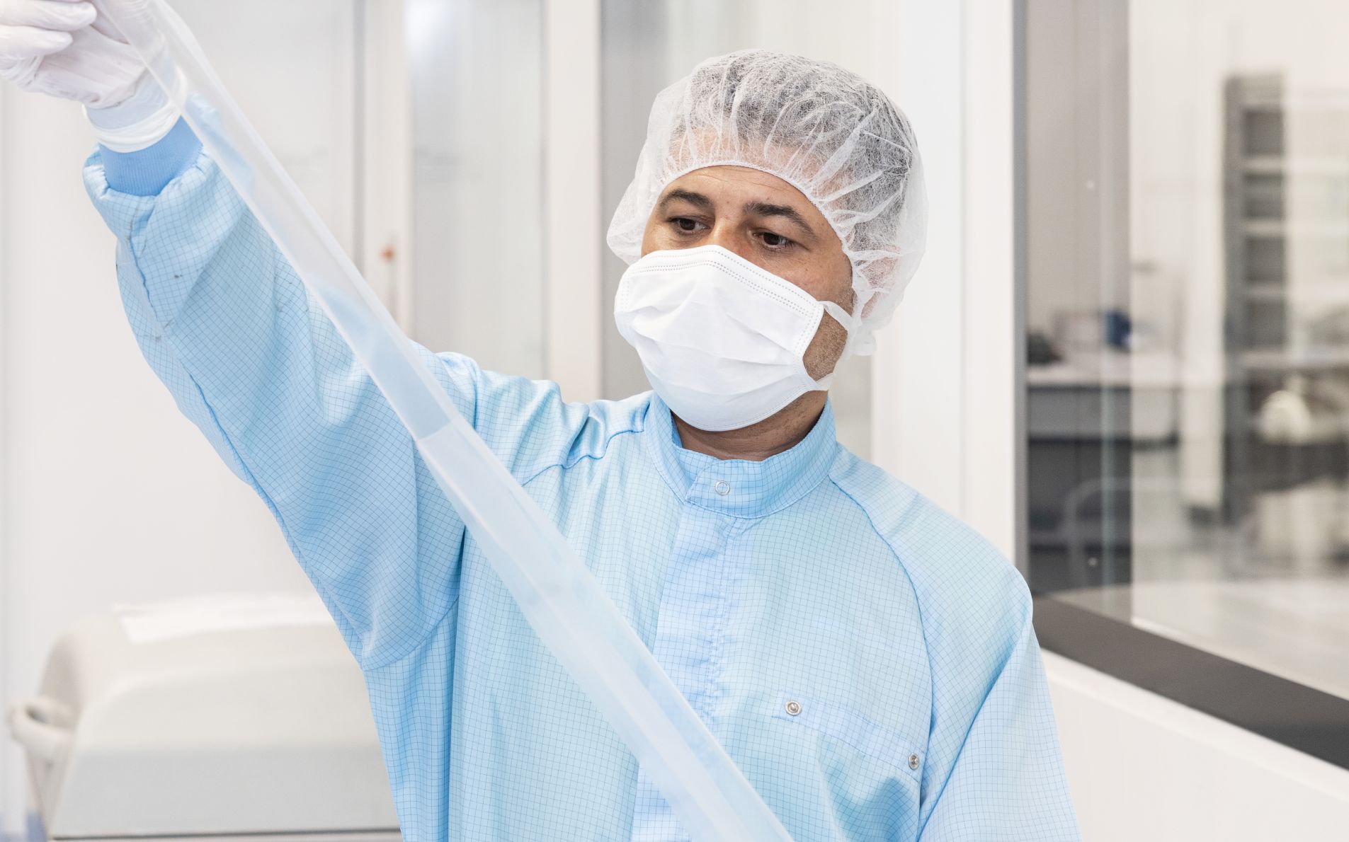 Man controlling a peelpouch